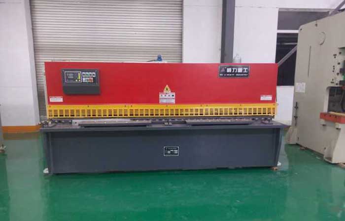 QC11Y-10×32000液壓剪板機，10個厚液壓閘式剪板機